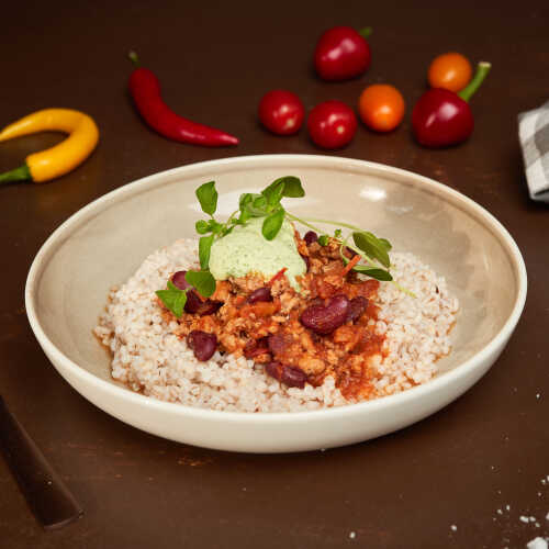 Chili con kalkkuna, ohraa ja yrttismetanaa