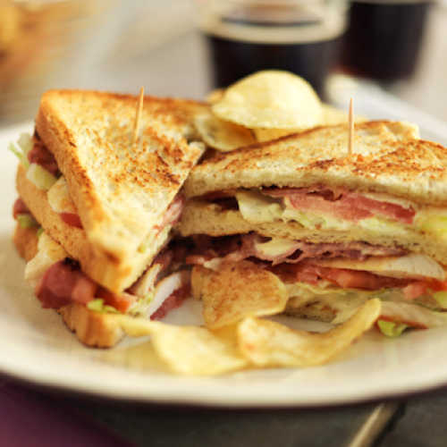 Club sandwich kanalla ja pekonilla