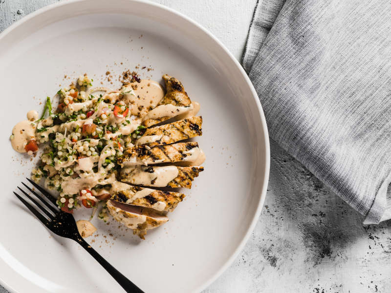 Grillattuja Kananpojan pihvejä, helmicouscous-salaattia ja tagine-majoneesia