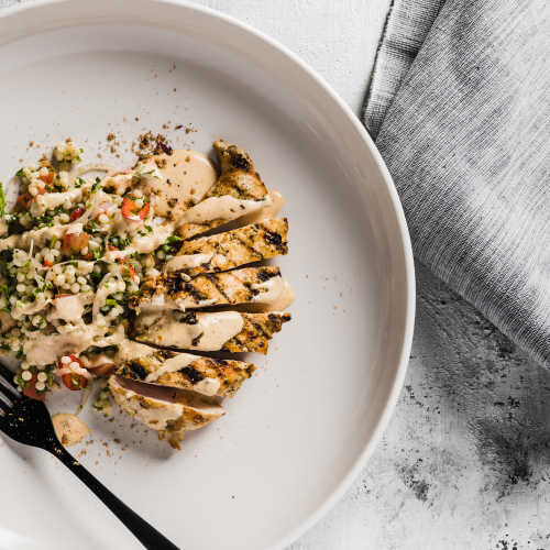 Grillattuja Kananpojan pihvejä, helmicouscous-salaattia ja tagine-majoneesia