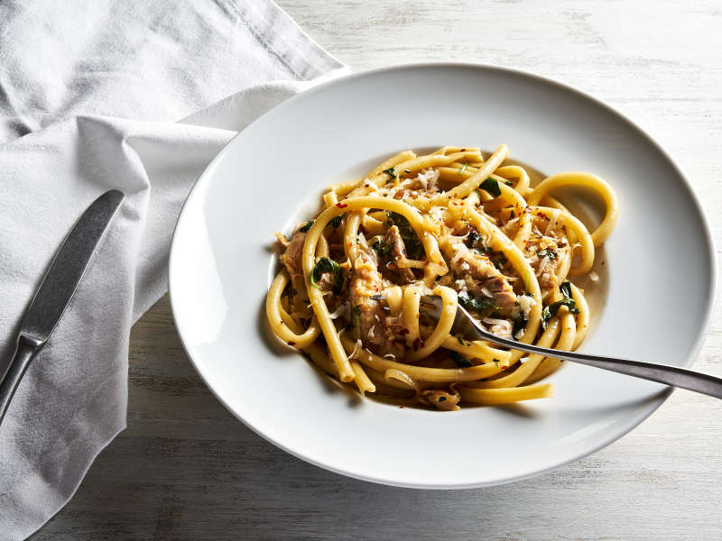 Kananpoika confit ja bucatini-pastaa