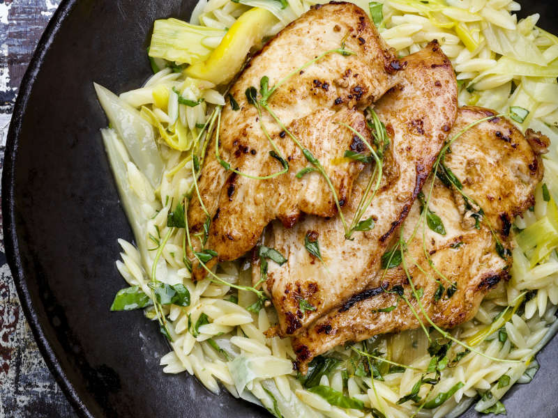 Paistettua Kanaa Fenkolia Ja Orzo Pastaa Reseptit Kariniemen Fi