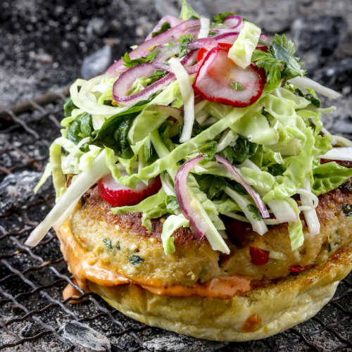 Thai-burgeri ja aasialainen salaatti