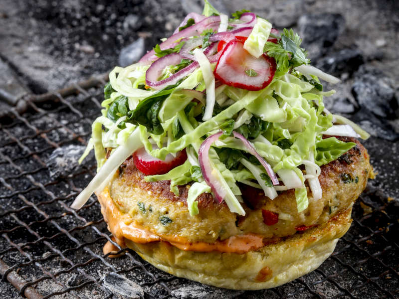 Thai-burgeri ja aasialainen salaatti