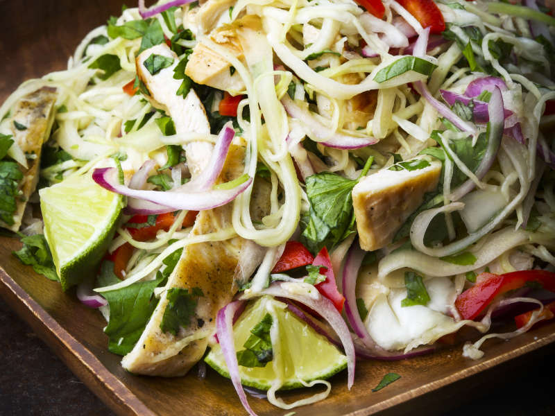 Mausteinen thai-kanasalaatti
