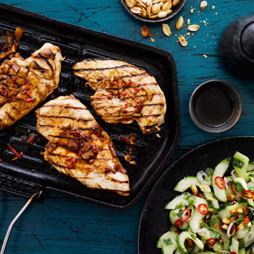 Vietnamilaiset grillatut fileepihvit ja kirpeä kurkkusalaatti