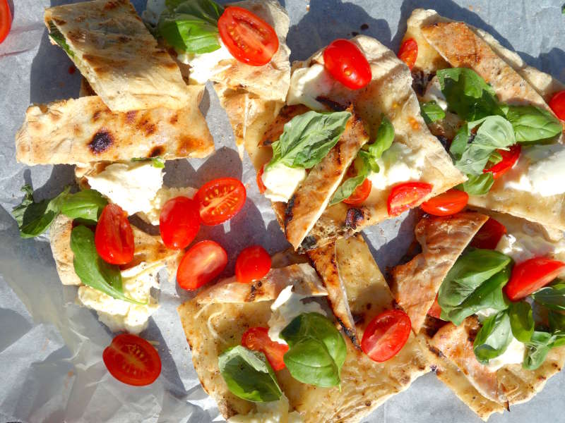 Kana-caprese pizza grillissä