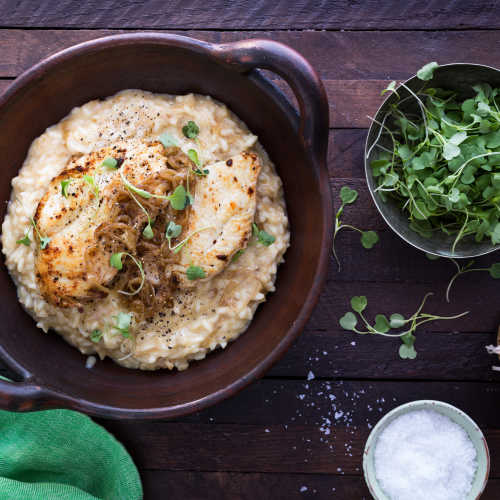 Karamellisoitu sipulirisotto ja tryffelivoissa paistetut kanan fileepihvit